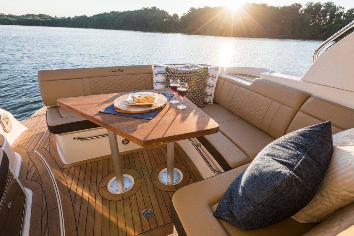 enhanced coupe foredeck seating / lounging zone
